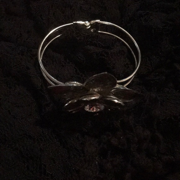 Flower bracelet - Picture 2 of 2